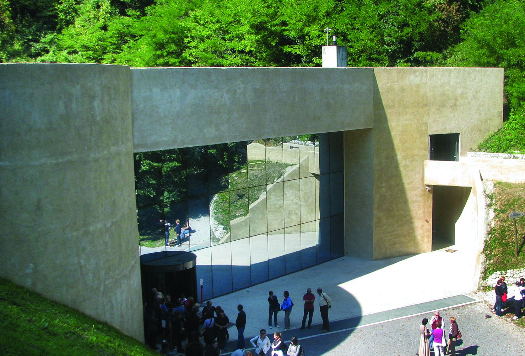 <p>Muzej krapinskih neandertalaca, Jakov Radovčić i Željko Kovačić, 2010, Krapina</p>