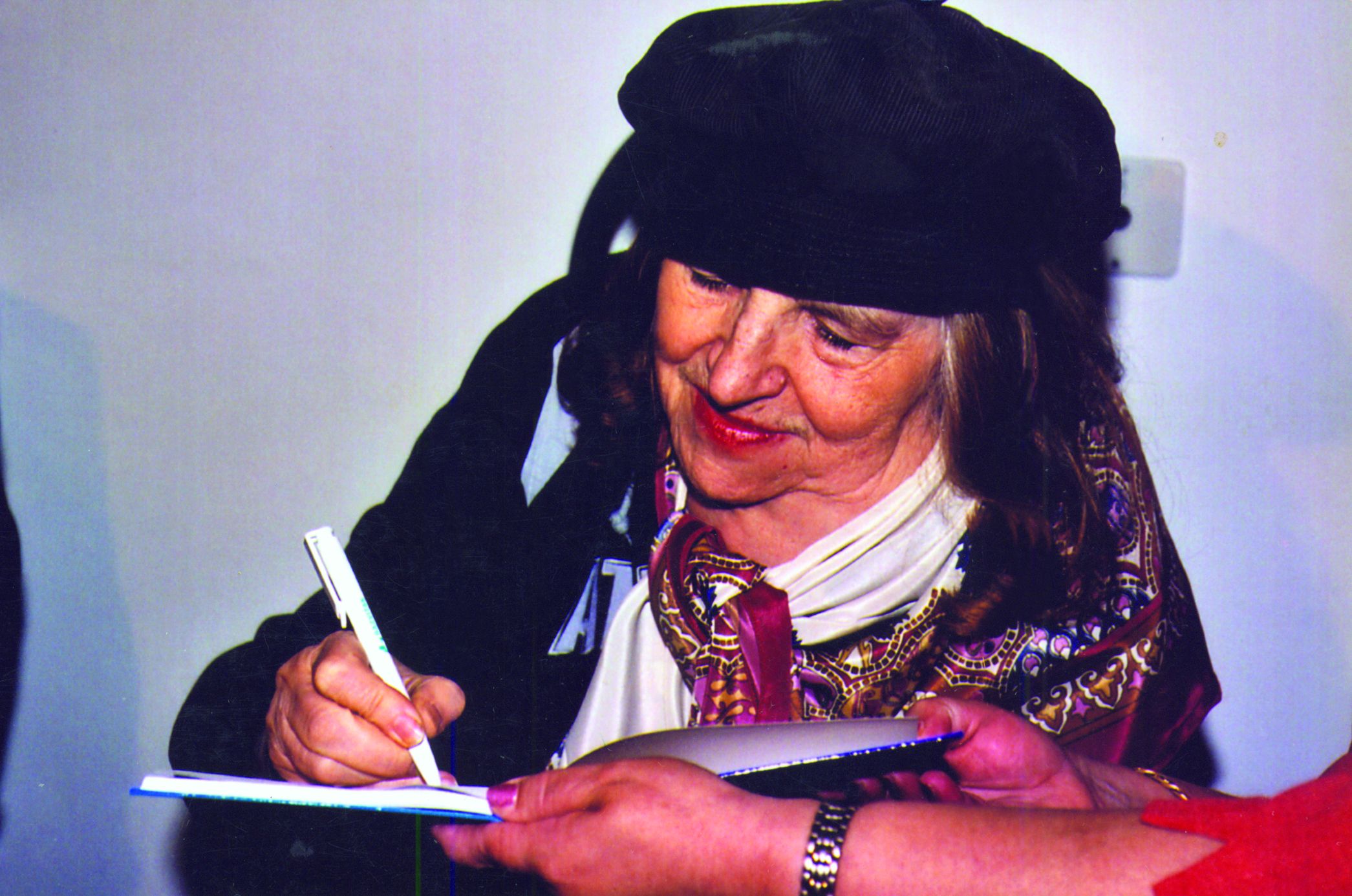 <p>potpisivanje knjige, 2002.</p>