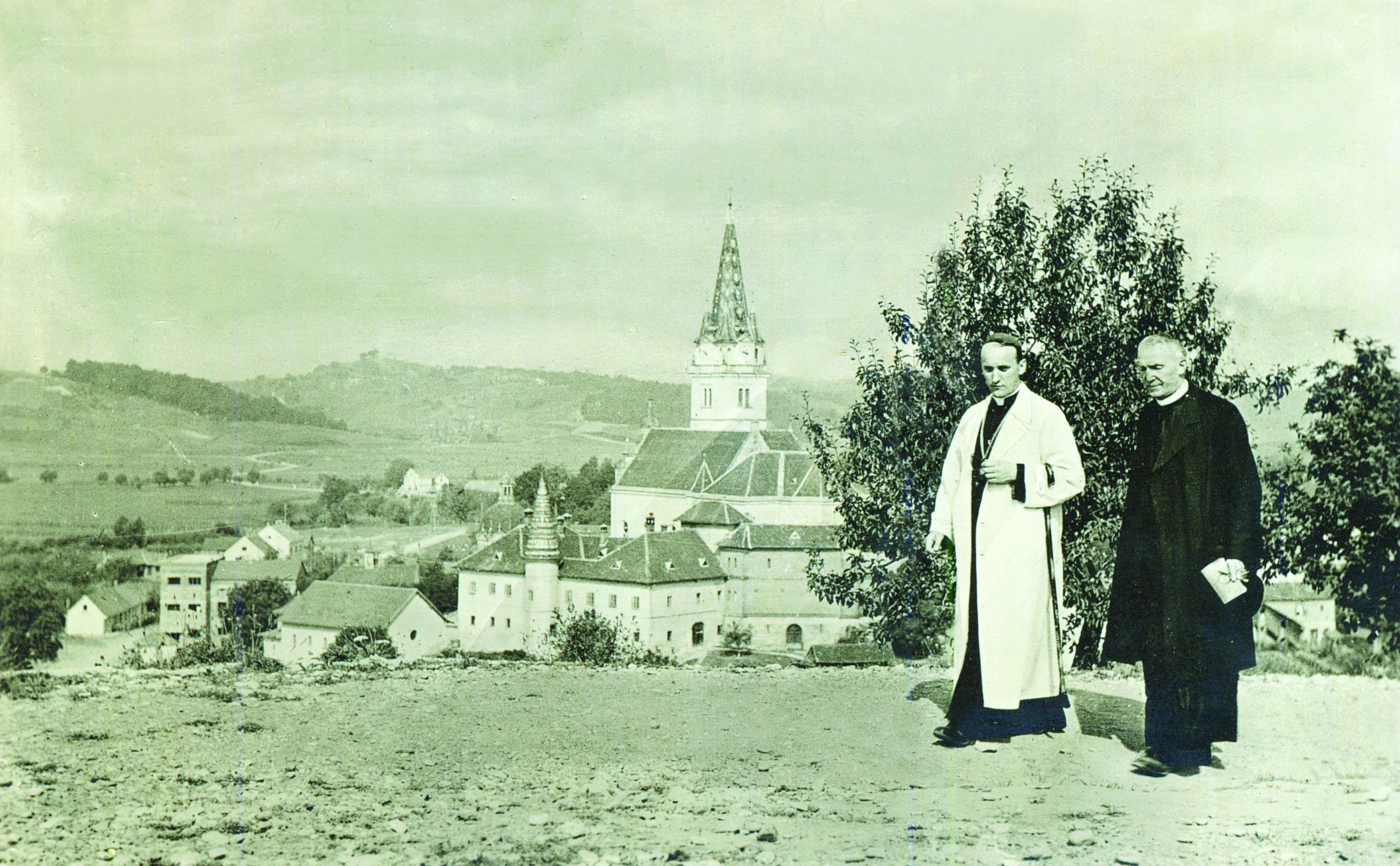 <p>kardinal Alojzije Stepinac i crkveni povjesničar Kamilo Dočkal</p>