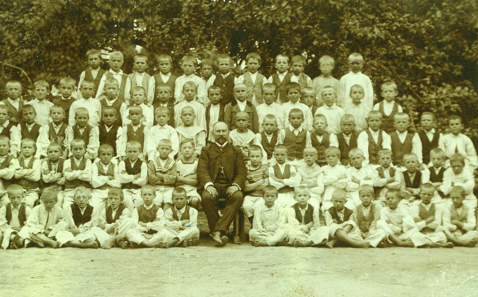 <p>učenici osnovne &scaron;kole s učiteljem Pajom Gregurićem, &scaron;kolska godina 1908/09.</p>