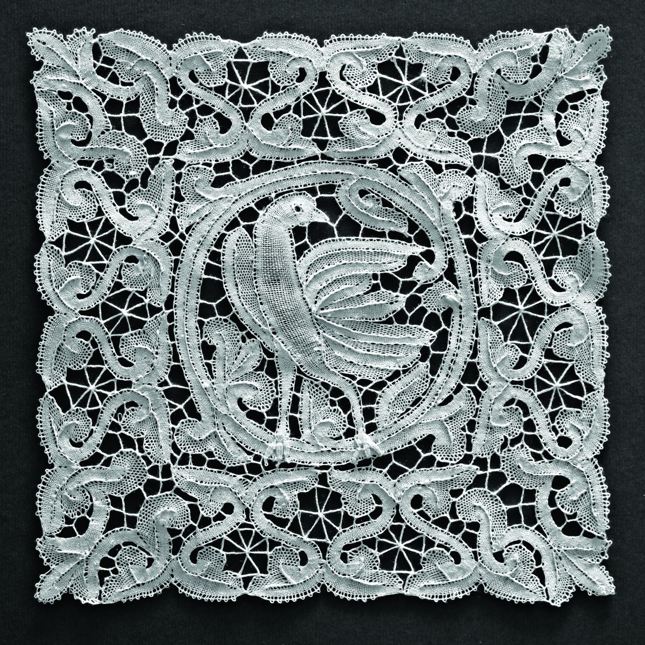 <p>ptica &ndash; čipka nadahnuta motivima sa starohrvatskih spomenika, dizajn Danice Br&ouml;ssler; EMZ</p>