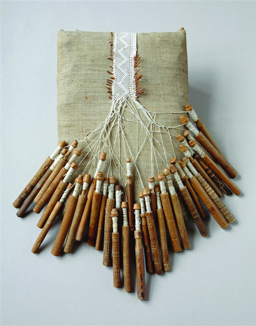 <p>stari <em>dedek </em>s rezbarenim <em>batekima</em> za izradbu prostoručne čipke, prije 1893, Lepoglava; EMZ</p>