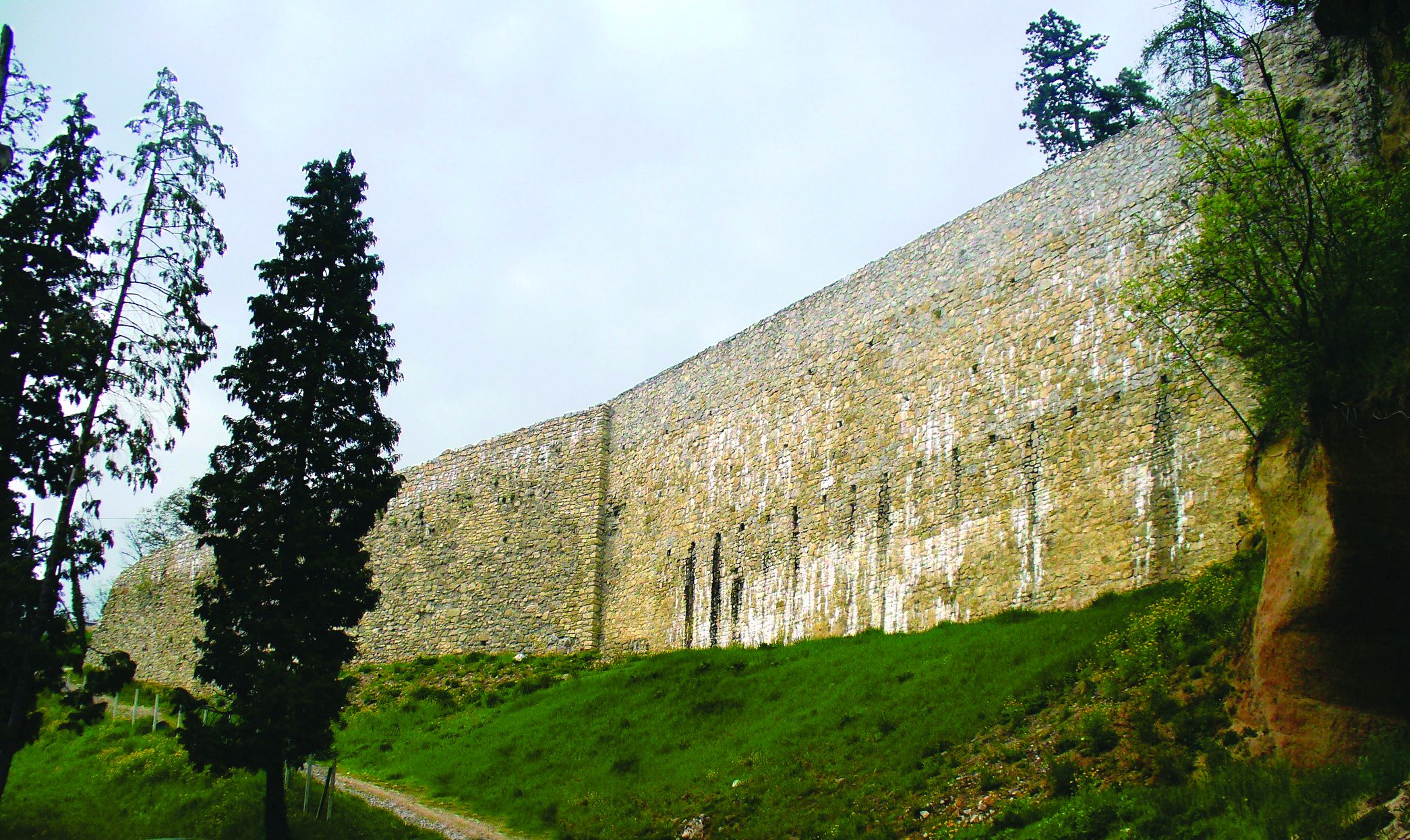 <p>Stari grad Krapina, obnovljene zidine</p>
