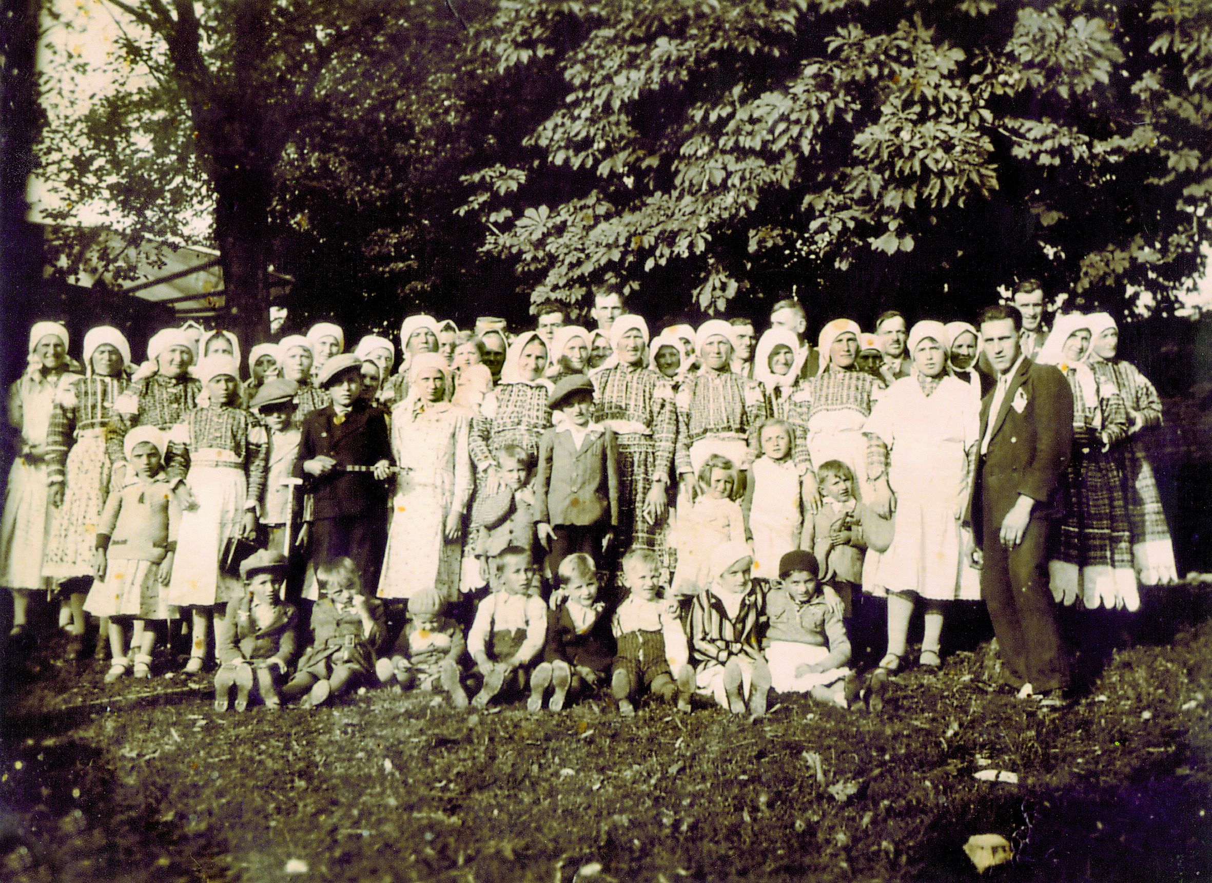 <p>hodočasnici župe sv. Nikole iz Bistre na Tr&scaron;kome Vrhu 1935.</p>