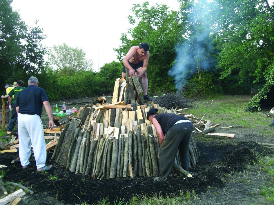 <p><em>vuglenarenje,</em> tradicijski način dobivanja drvenoga ugljena</p>