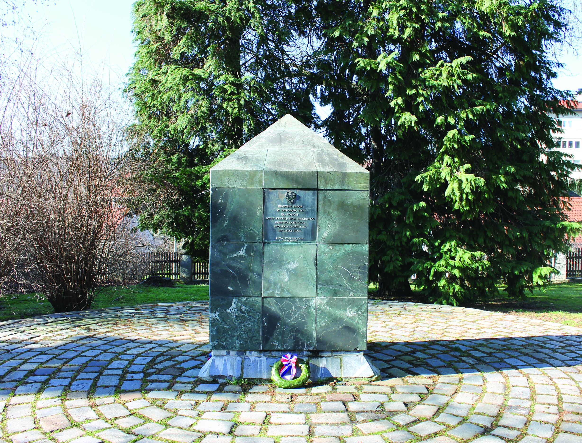 <p>spomenik hrvatskomu jeziku, Andrija Mutnjaković, 1997, Varaždinske Toplice</p>