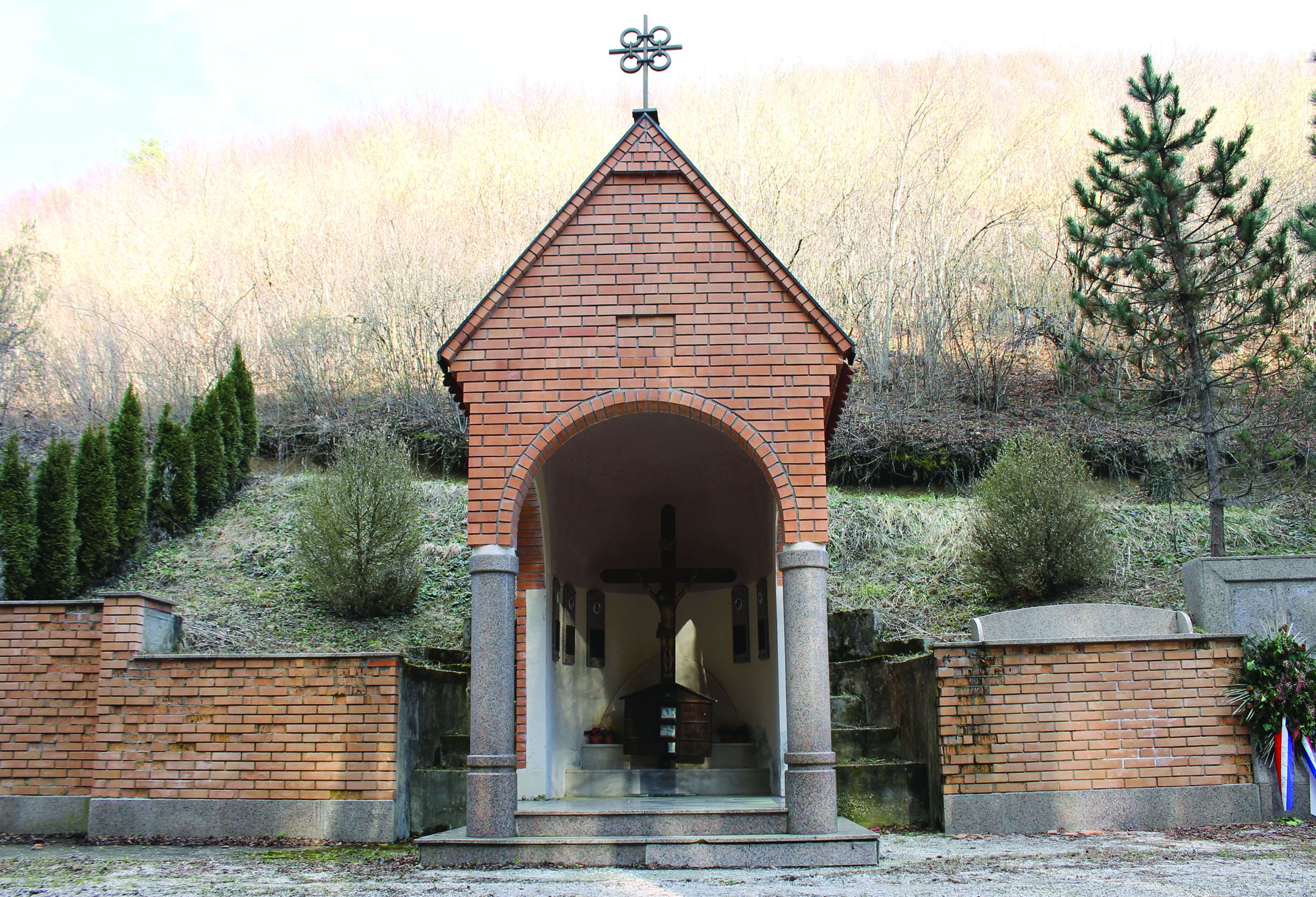 <p>spomen-obilježje poginulim promatračima Europske zajednice, 1996.</p>