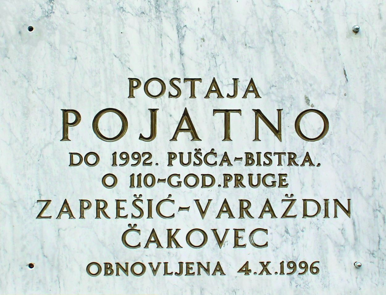 <p>spomen-ploča na željezničkoj postaji</p>