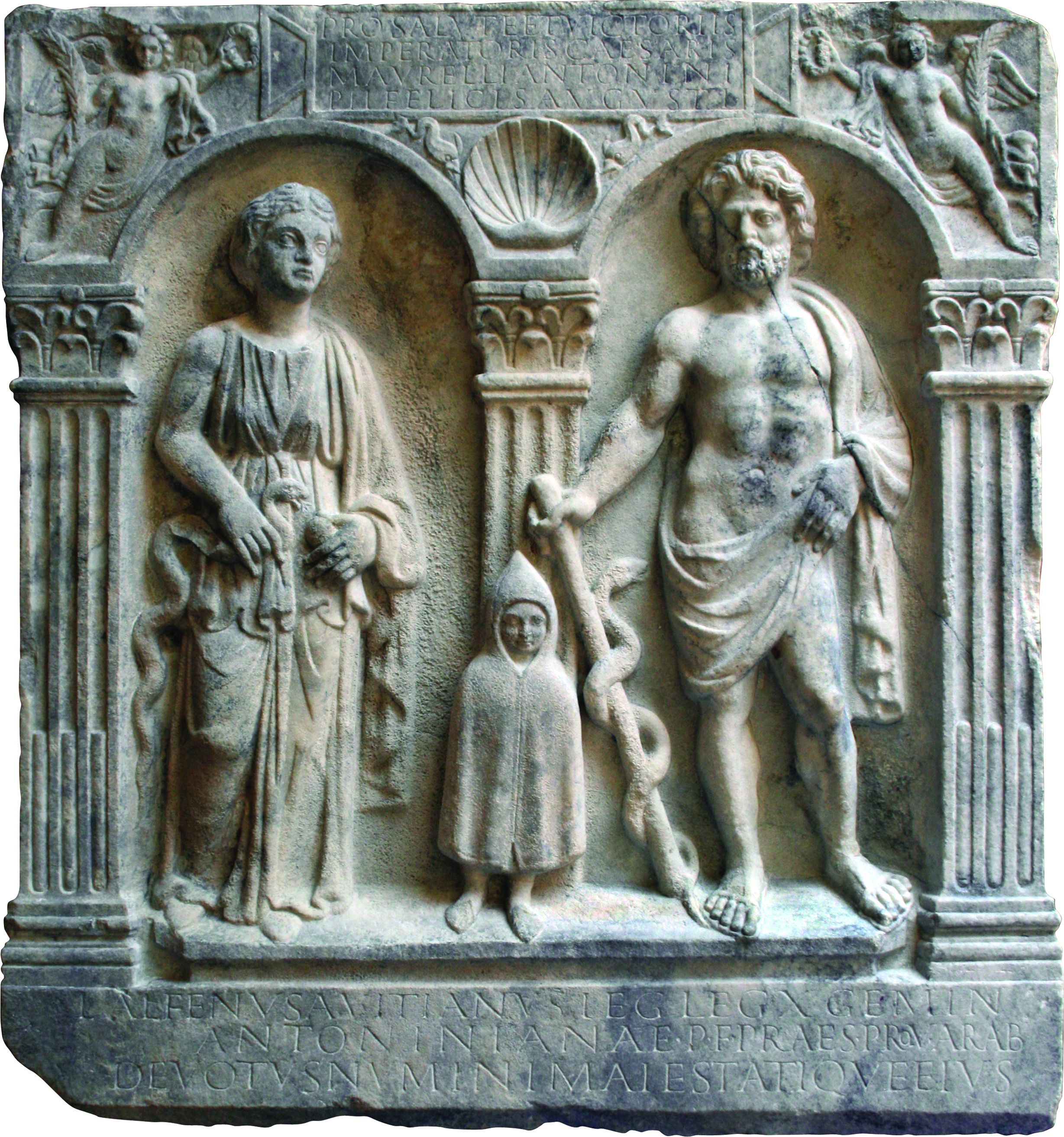 <p>ploča s reljefnim prikazom božanstva zdravlja s natpisom <em>Za zdravlje i pobjede cara Karakale,</em> 213 (214) god.</p>