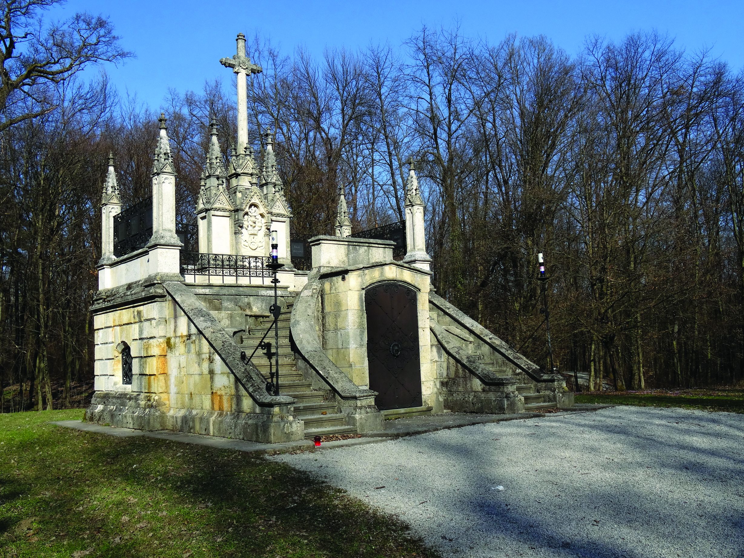 <p>mauzolej obitelji Jelačić, 1884, po nacrtu Hermanna Boll&eacute;a, Zapre&scaron;ić</p>
