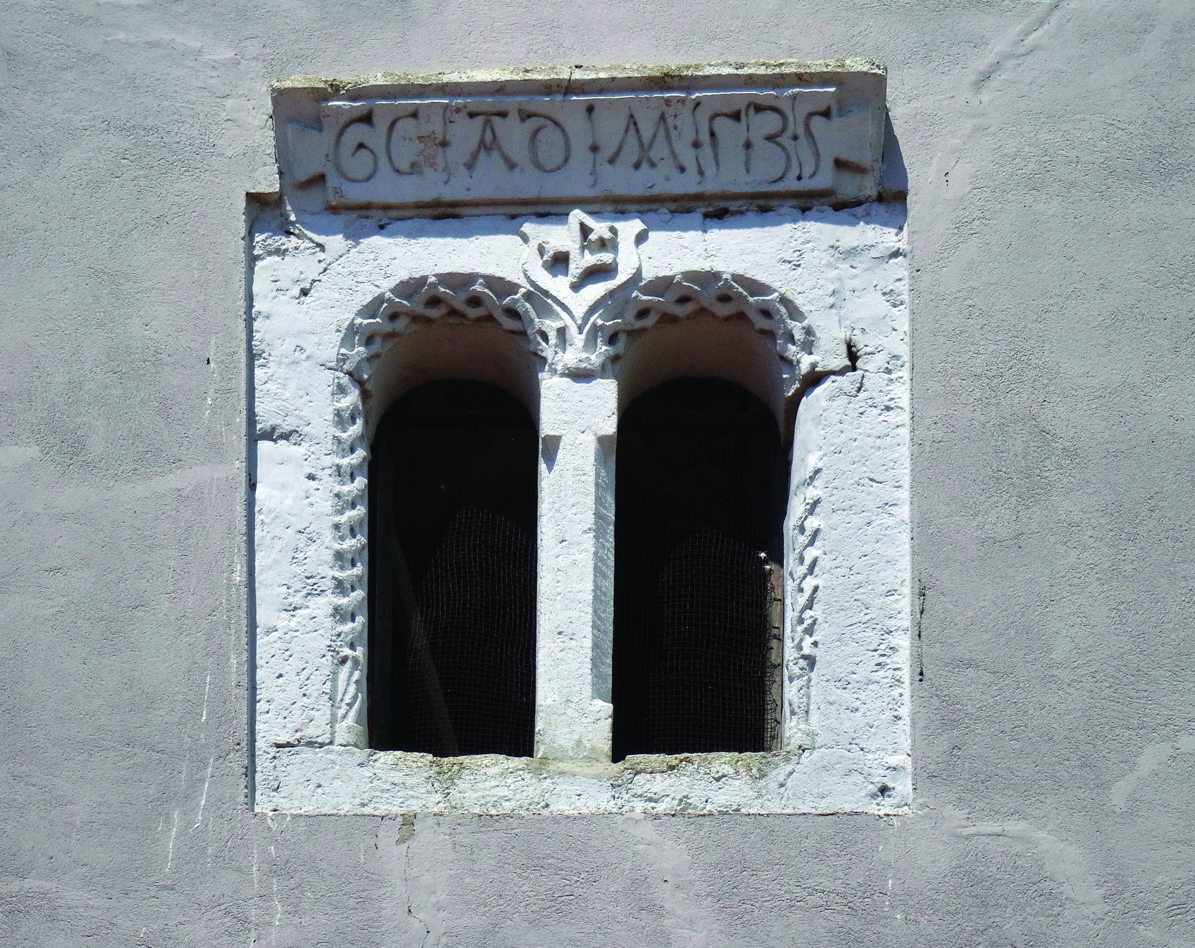 <p>bifora, župna crkva Uznesenja Blažene Djevice Marije, XIV&ndash;XVIII. st.</p>