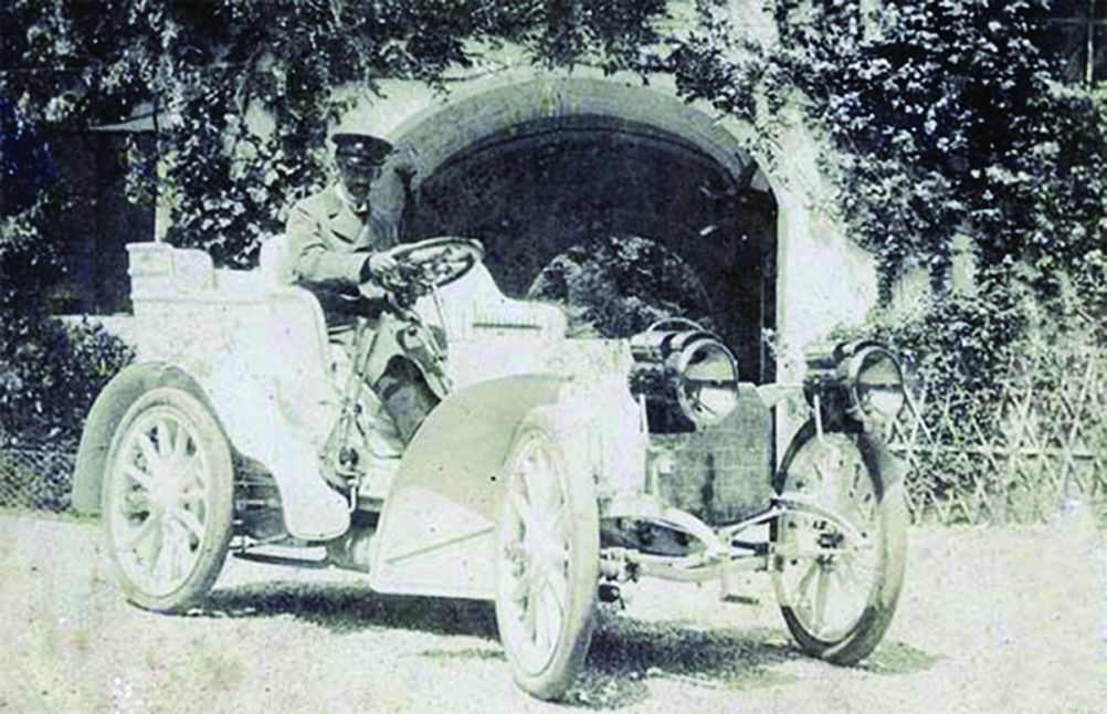 <p>grof M. Bombelles ml. u automobilu Benz, 1898.</p>