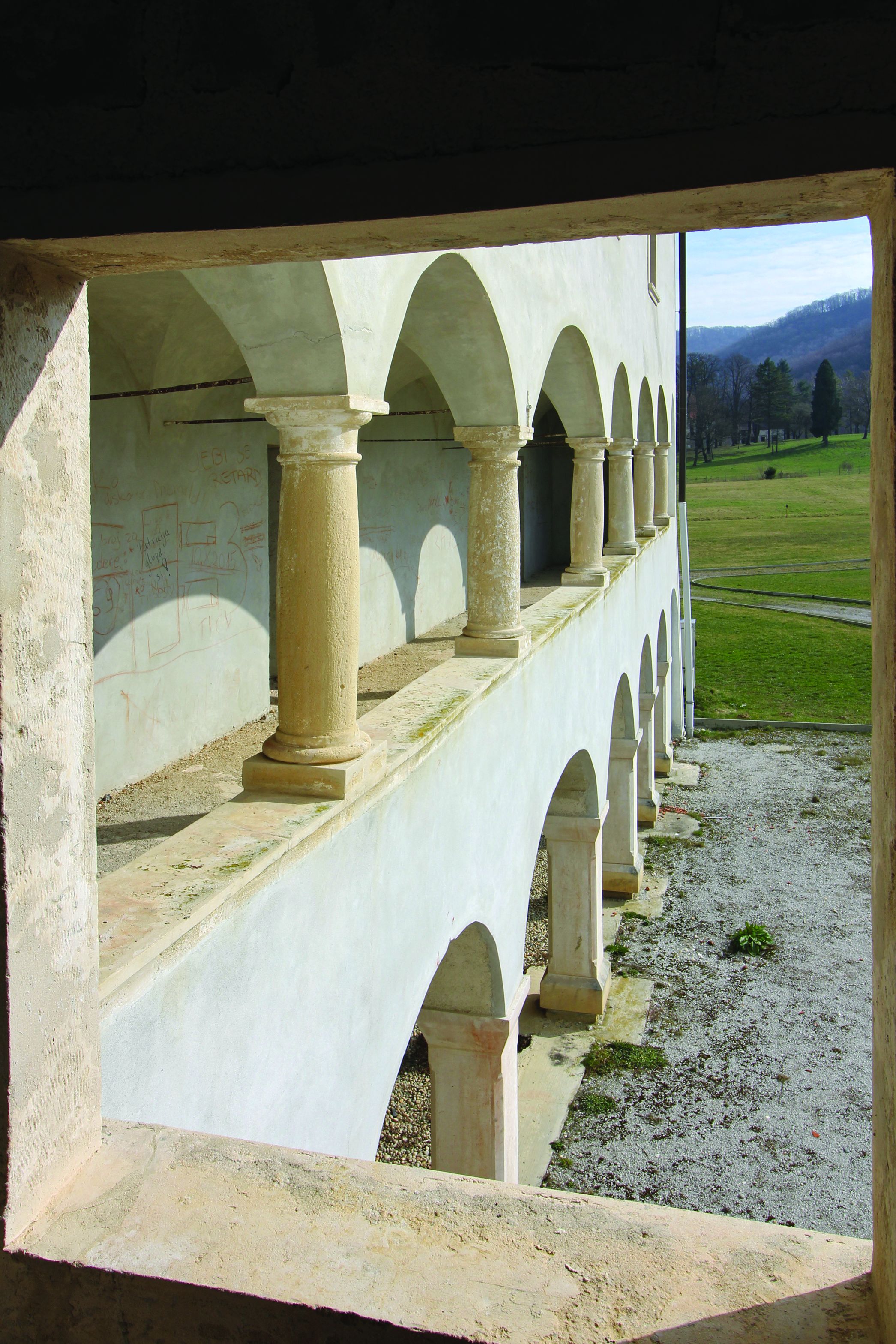 <p>&nbsp;arkade južnoga pročelja dvorca Bela II</p>