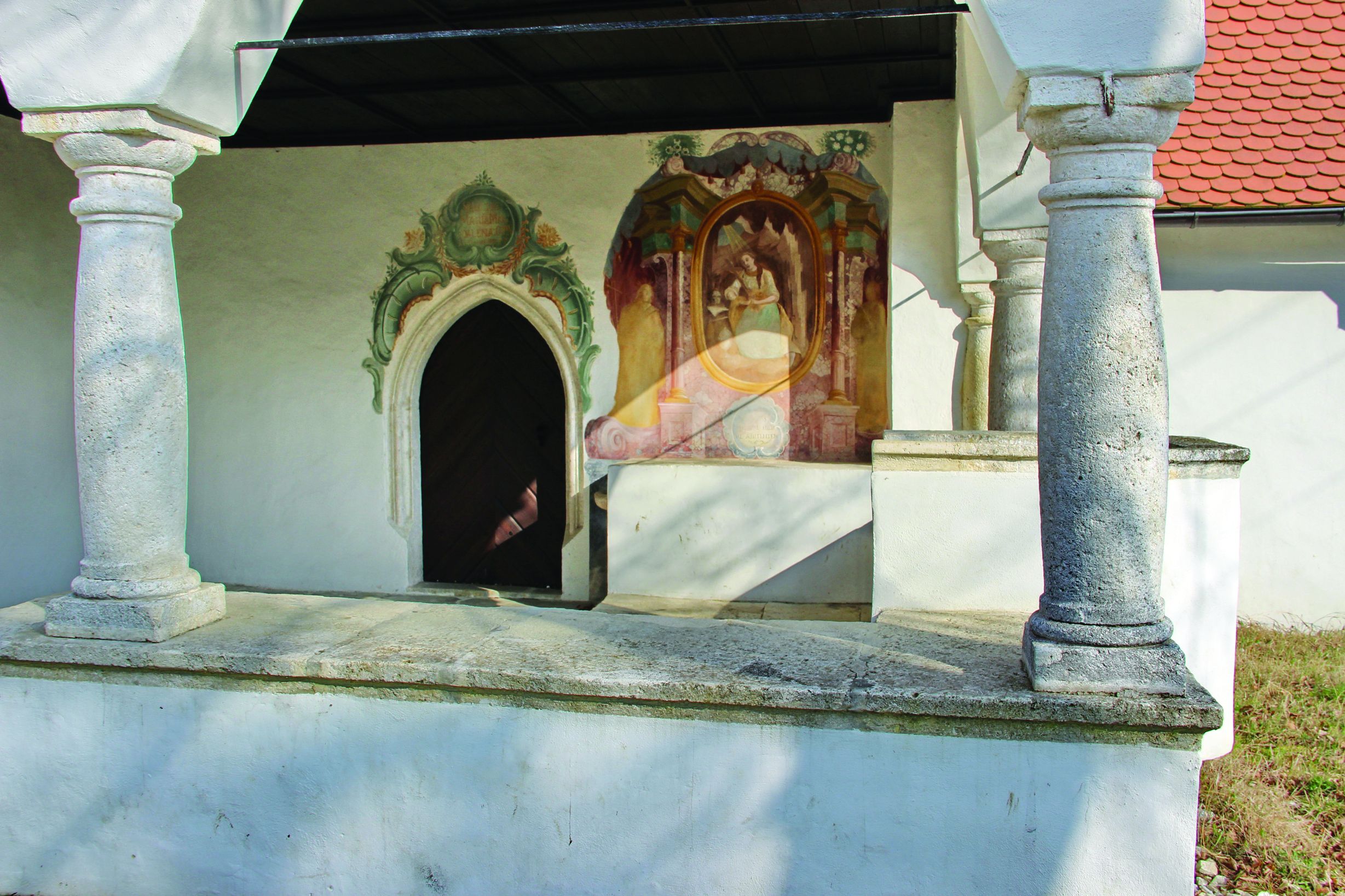 <p>oslik u predvorju kapele sv. Marije Magdalene, 1777, Kuzminec</p>