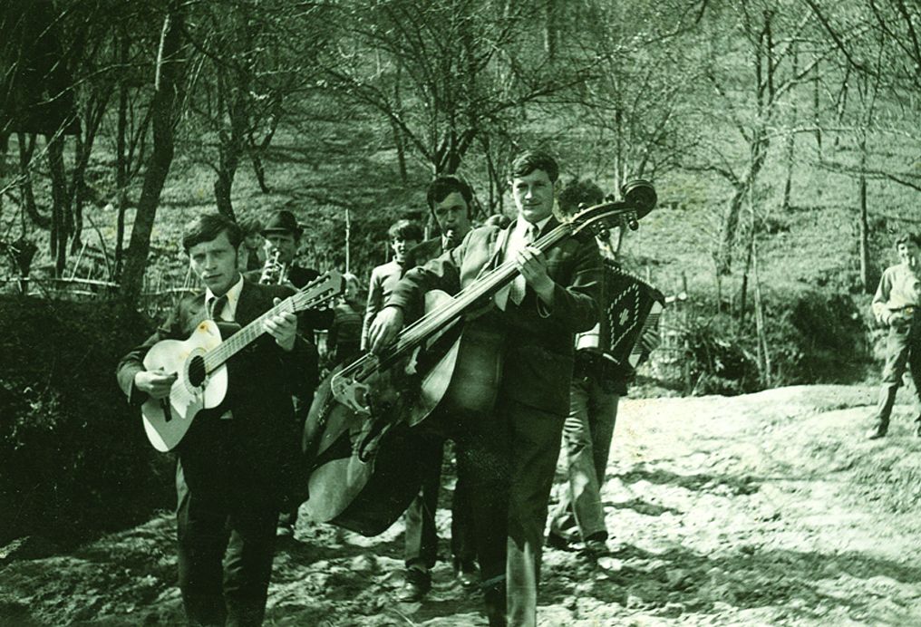 <p><em>mužika&scaron;i</em> u svadbenoj povorci, oko 1980, Hum Stubički</p>