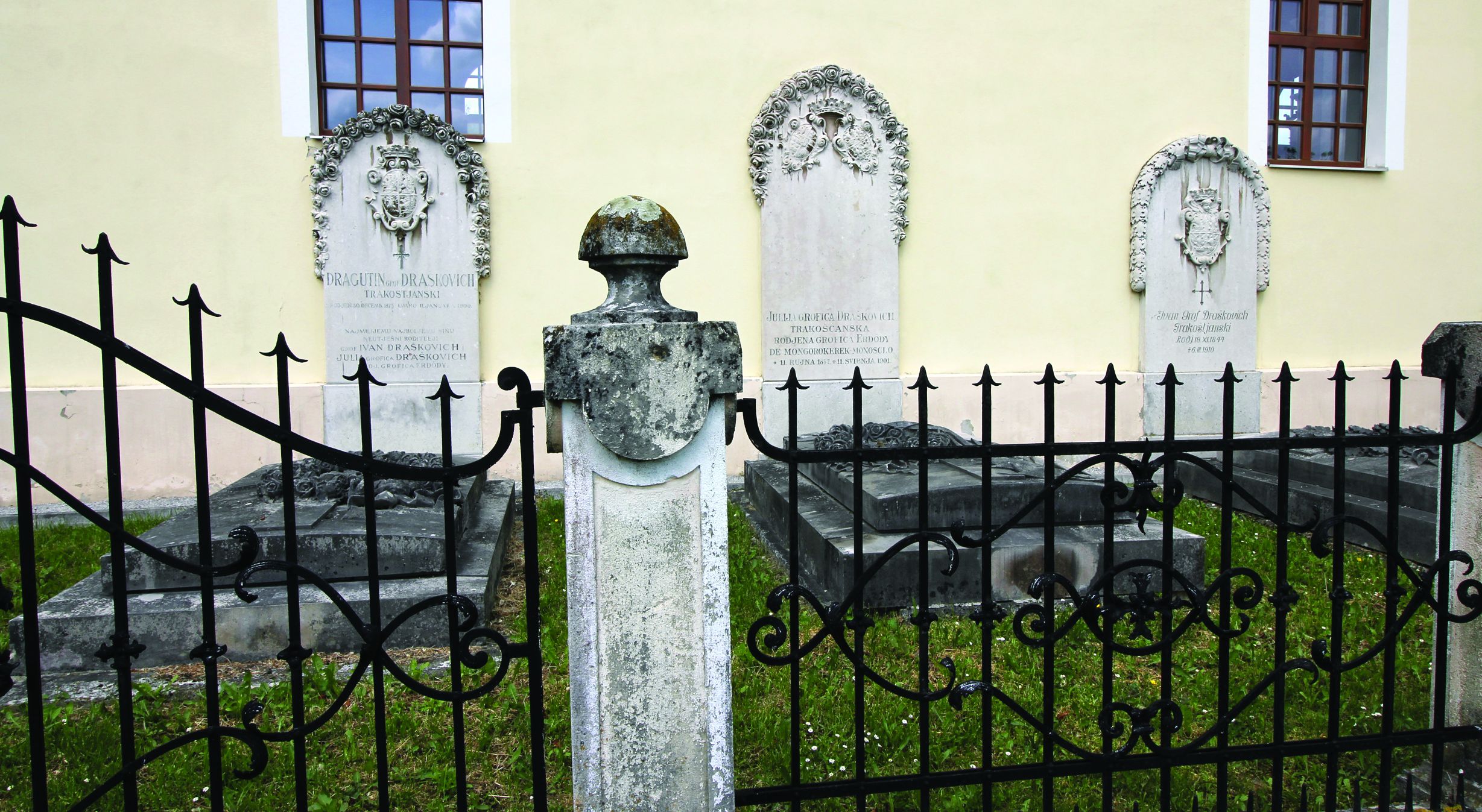 <p>obiteljski grobovi uz župnu crkvu Uznesenja Blažene Djevice Marije, Bednja</p>