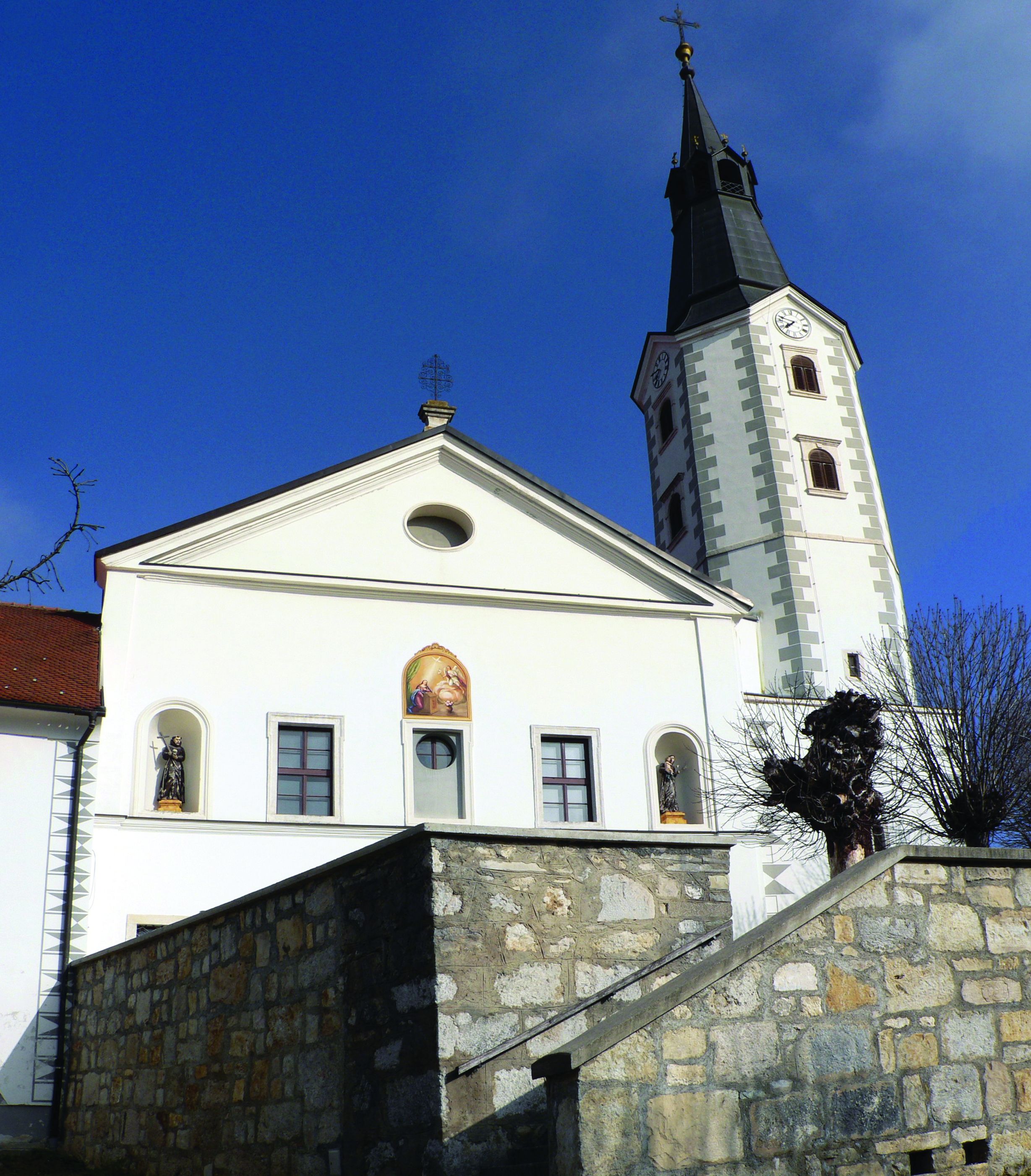 <p>pročelje crkve</p>