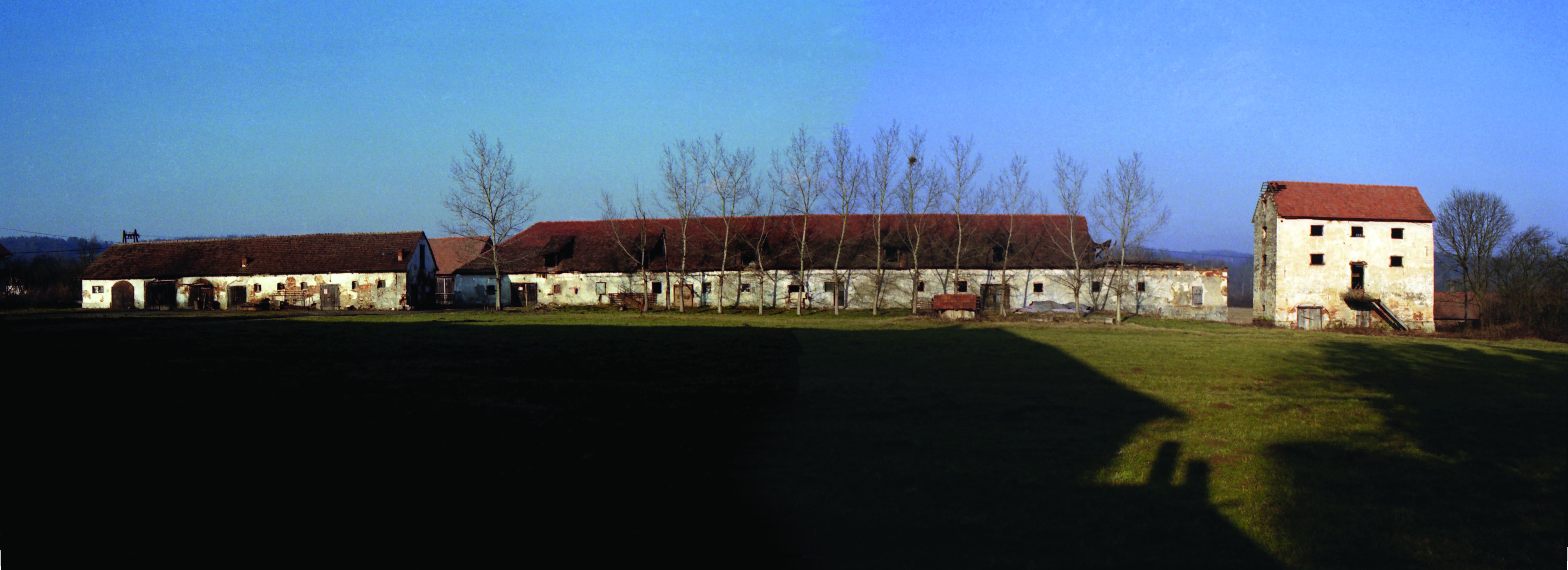 <p>gospodarske zgrade kraj dvorca Poznanovec</p>