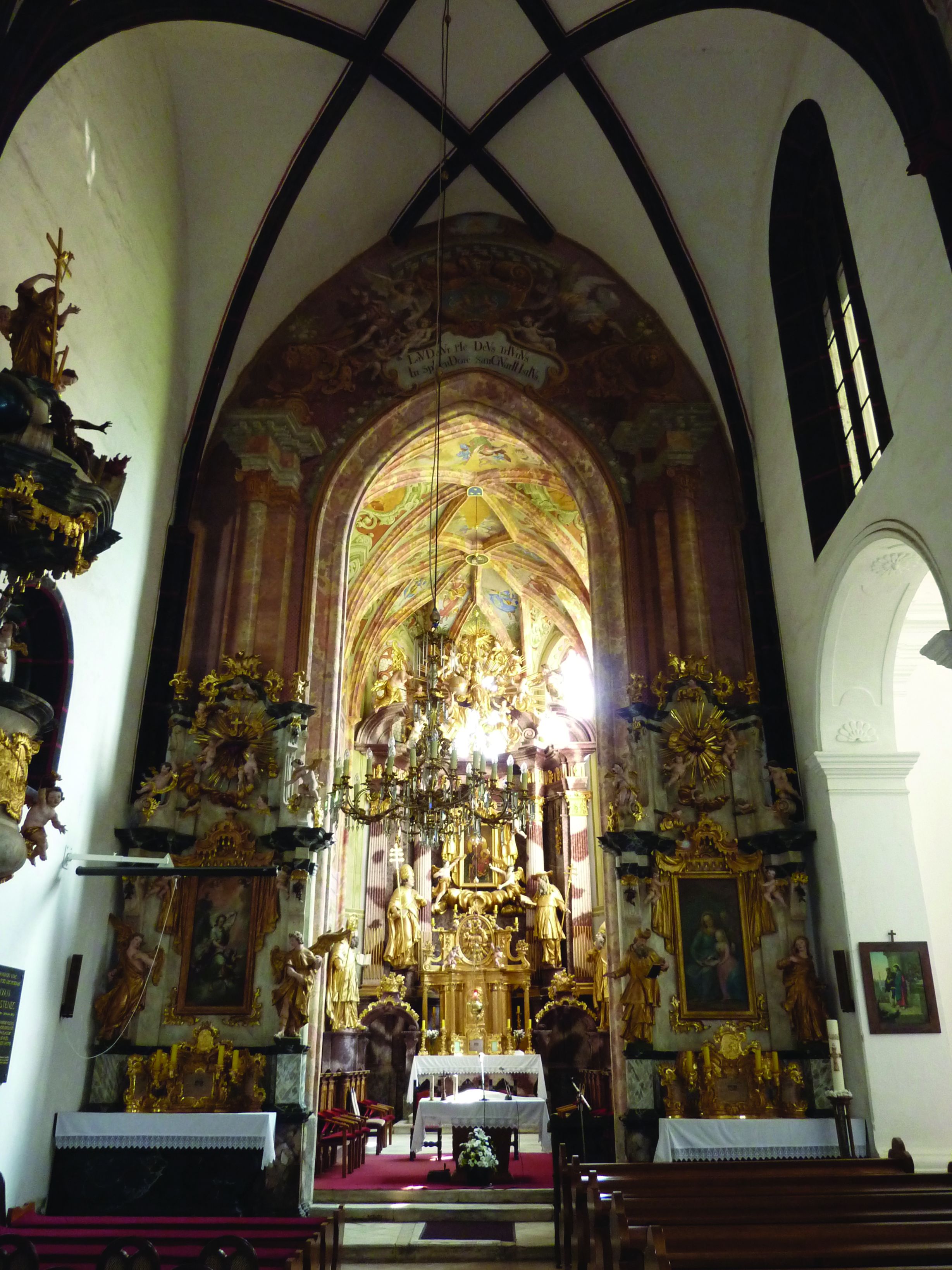 <p>unutra&scaron;njost s glavnim oltarom, župna crkva Bezgre&scaron;noga začeća Blažene Djevice Marije</p>