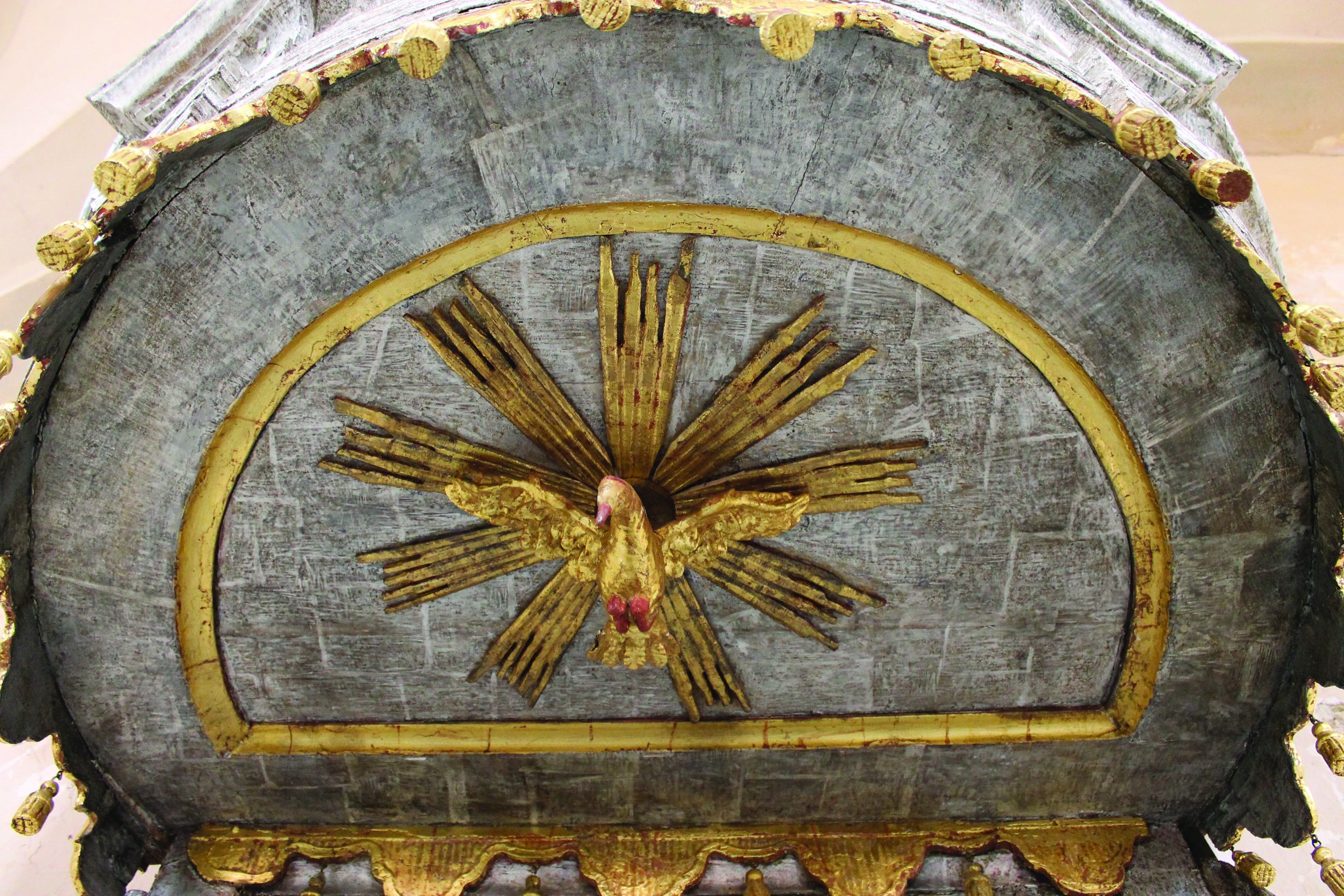 <p>prikaz Duha Svetoga na propovjedaonici, crkva Majke Božje Gorske</p>