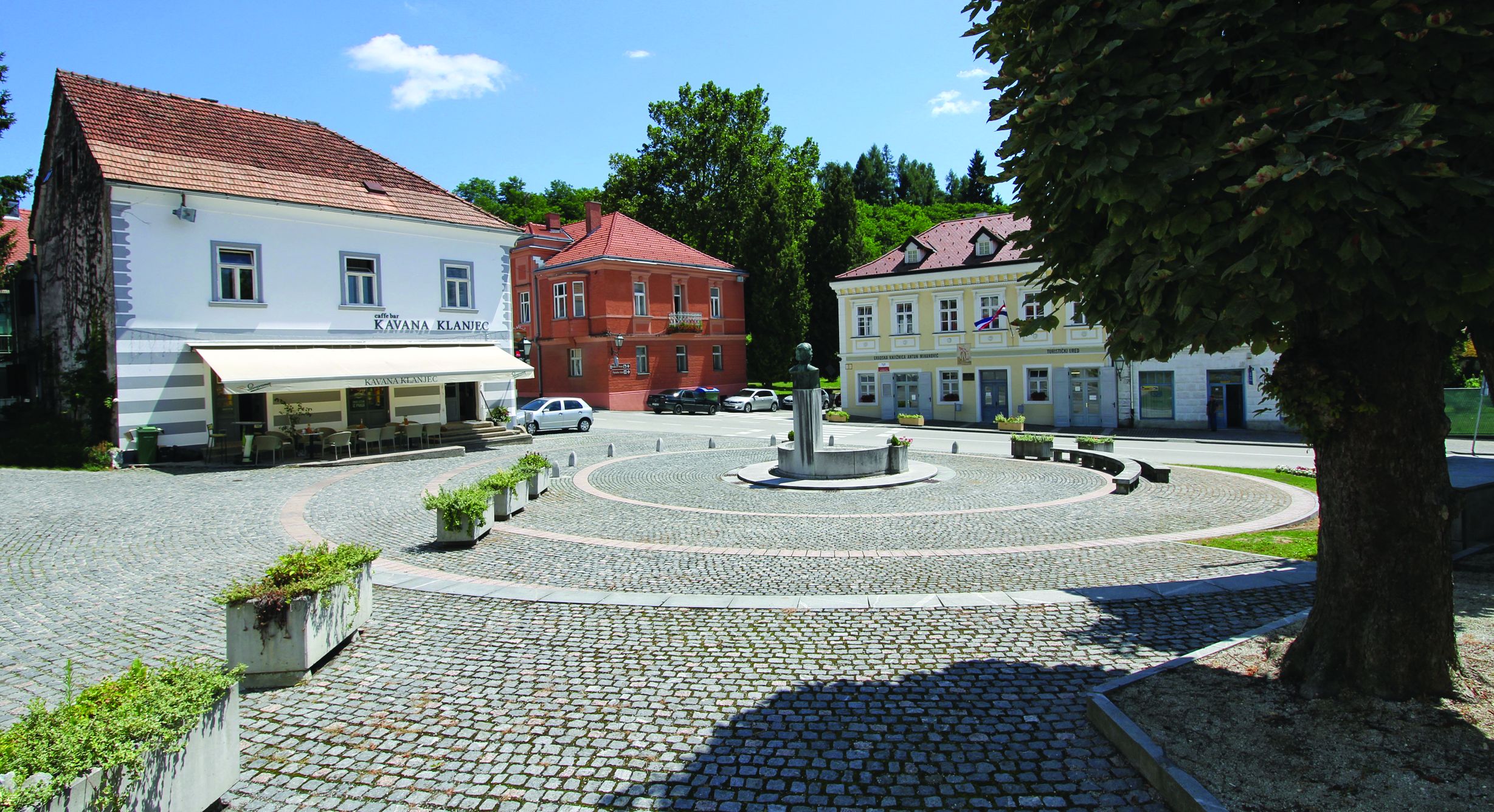 <p>gradski trg sa spomenikom Antunu Mihanoviću</p>