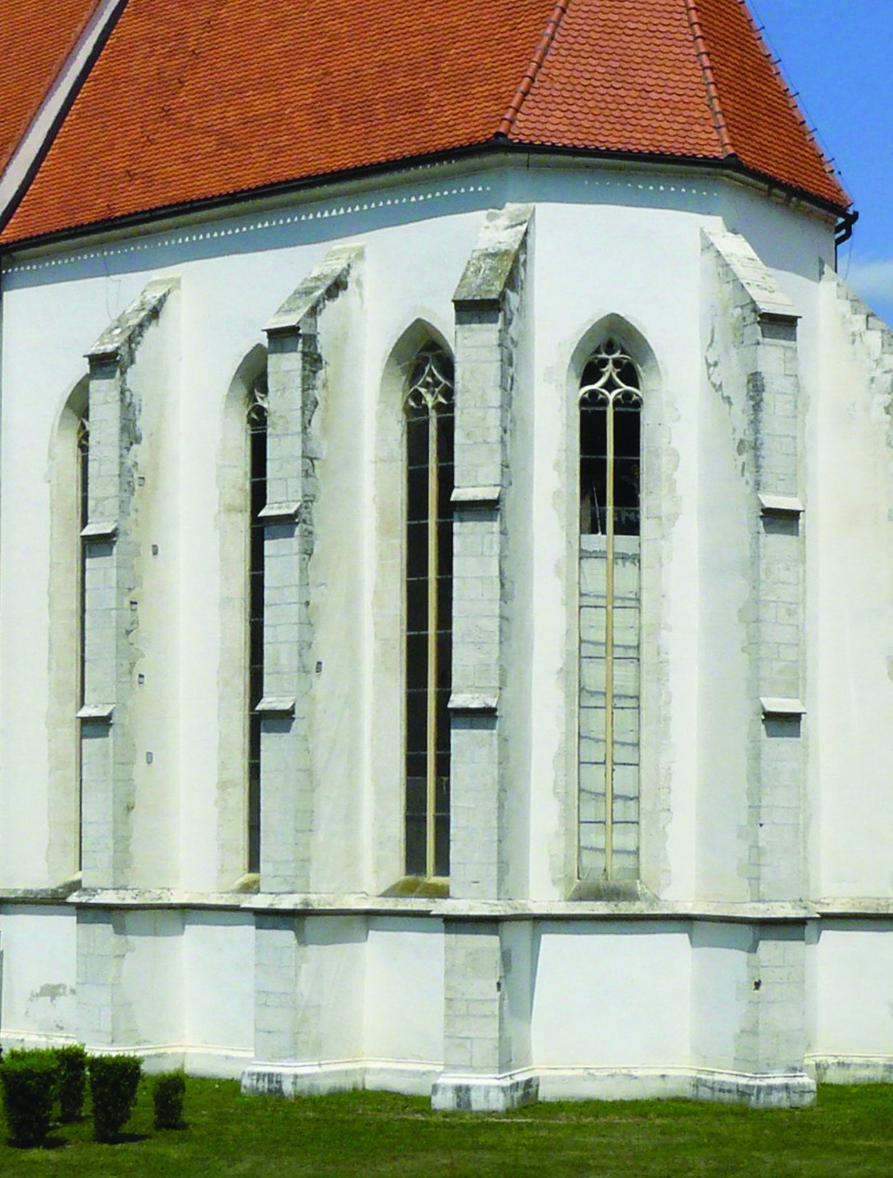 <p>gotički prozori apside, župna crkva Bezgre&scaron;noga začeća Blažene Djevice Marije, Lepoglava</p>