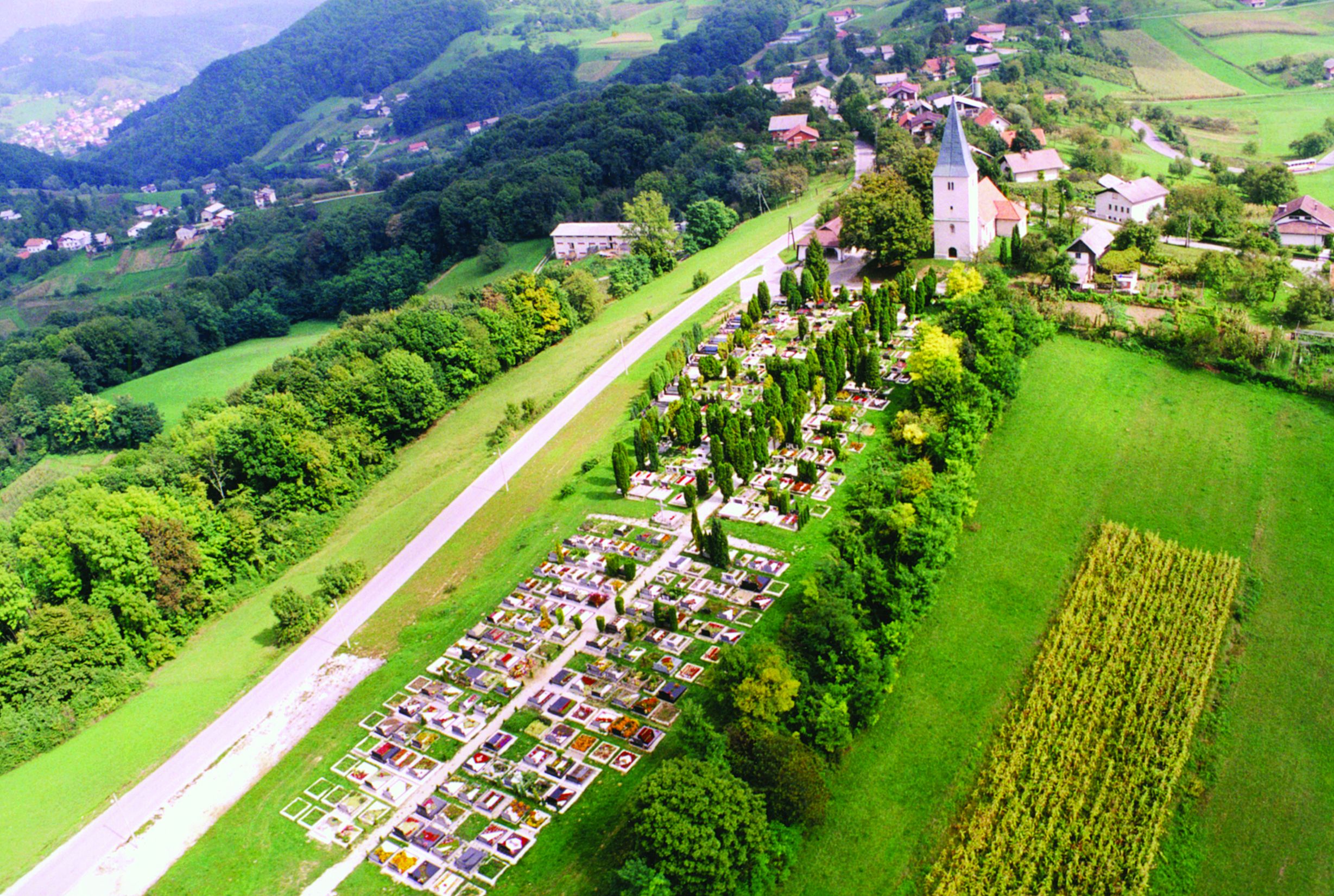 <p>kapela sv. Ivana Krstitelja, XIX&ndash;XX. st., i groblje</p>