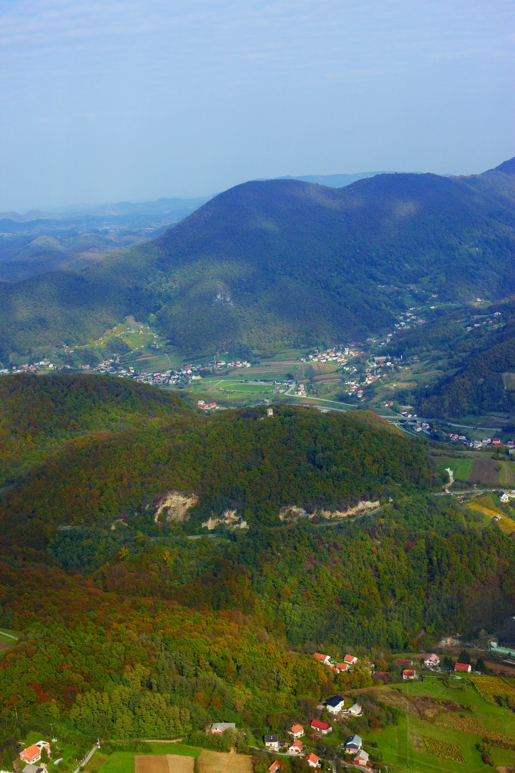 Strahinjščica, u podnožju Podgora Krapinska i Strahinje