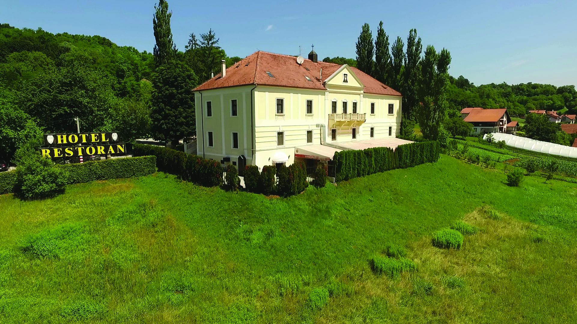 <p>dvorac nakon rekonstrukcije 1990-ih</p>