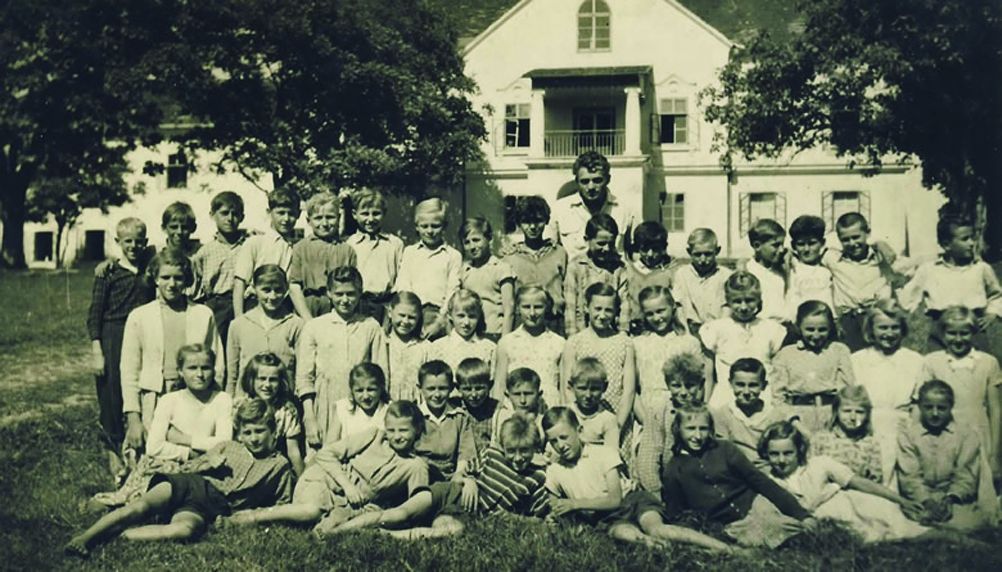 <p>polaznici osnovne &scaron;kole 1950-ih godina, dvorac Jakovlje</p>