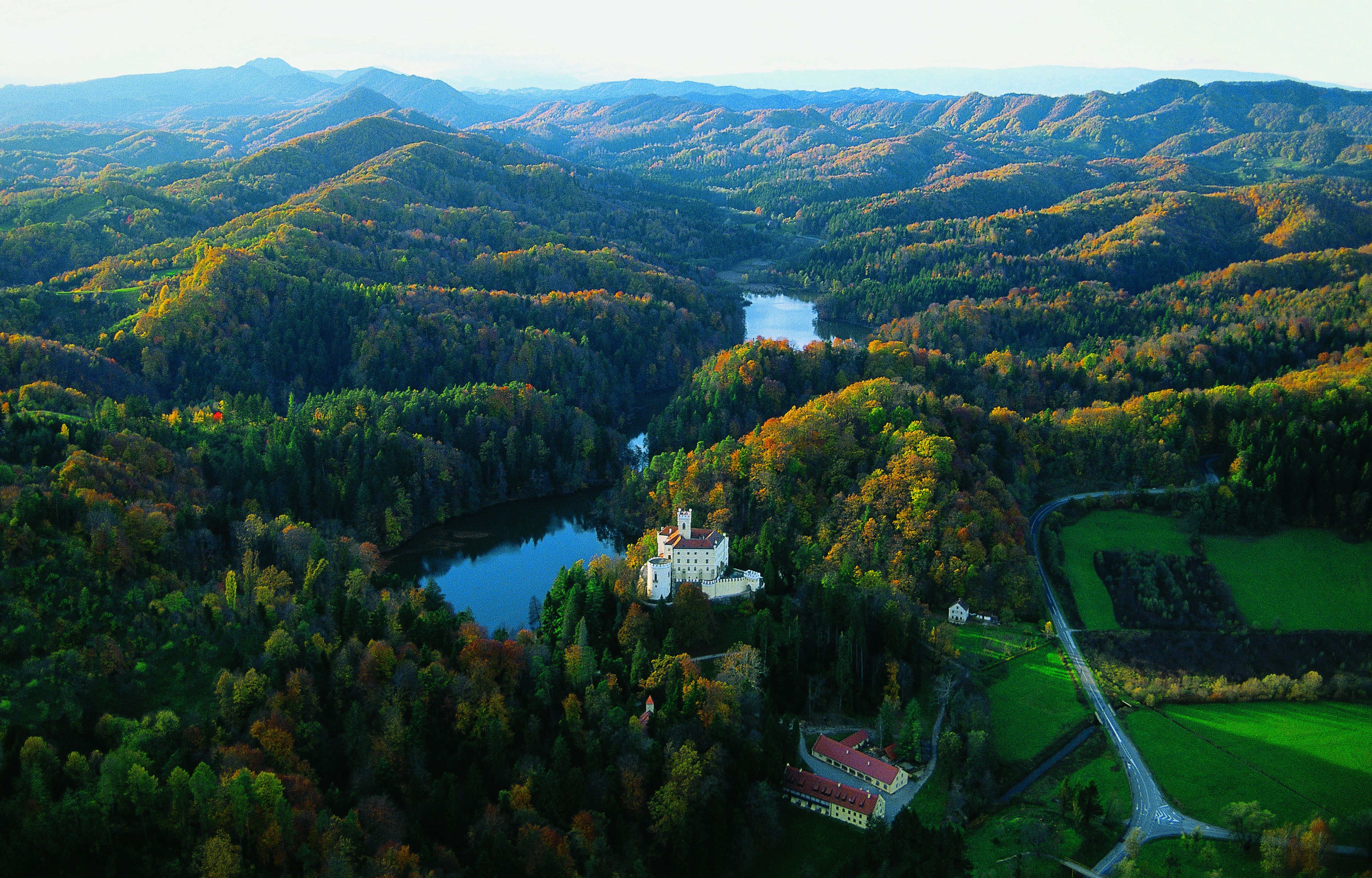 <p>utvrda i dvorac s jezerom, XII&ndash;XIX. st.</p>