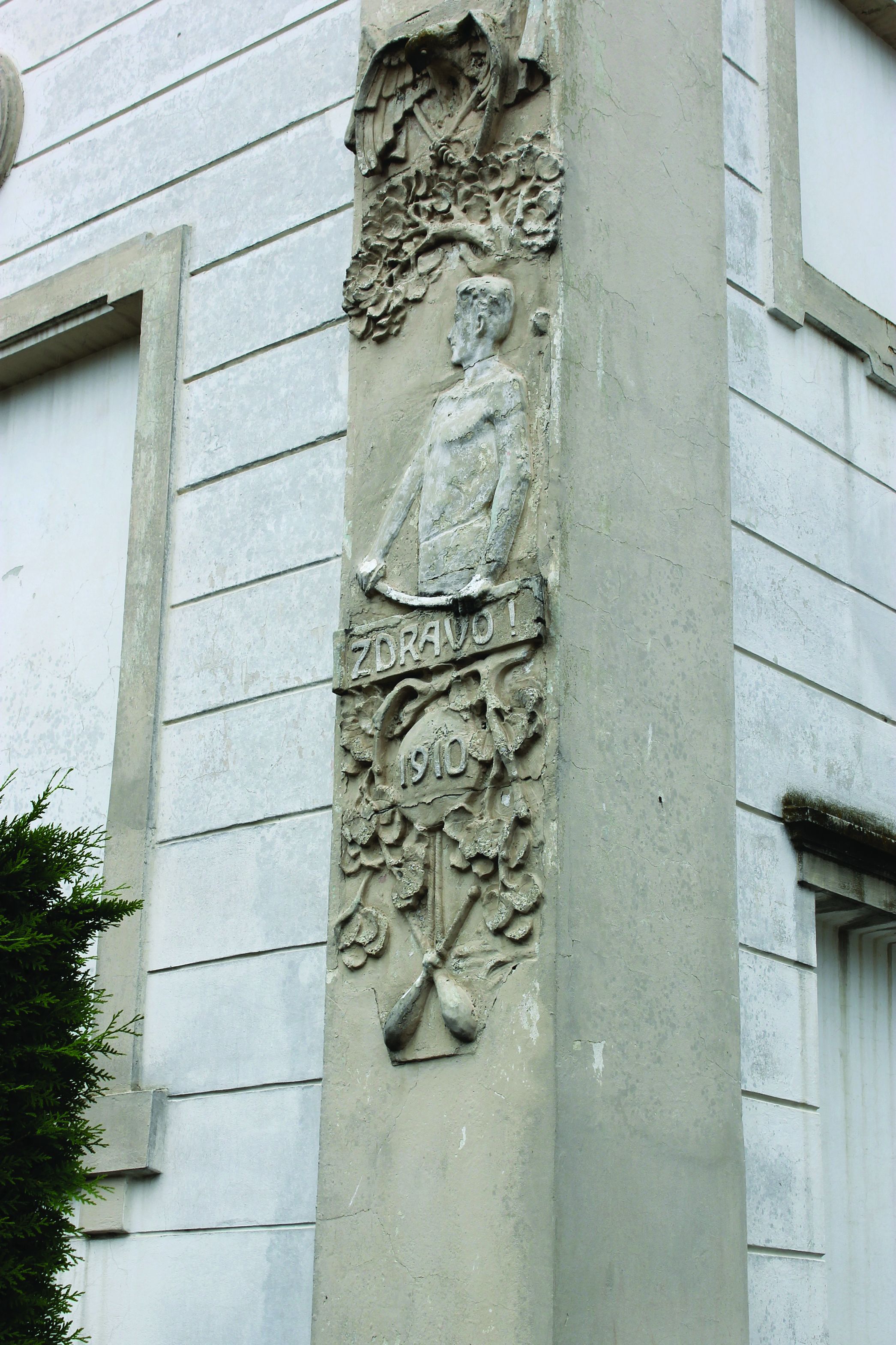 <p>detalj reljefa s pročelja Sokolskoga doma, 1910.</p>