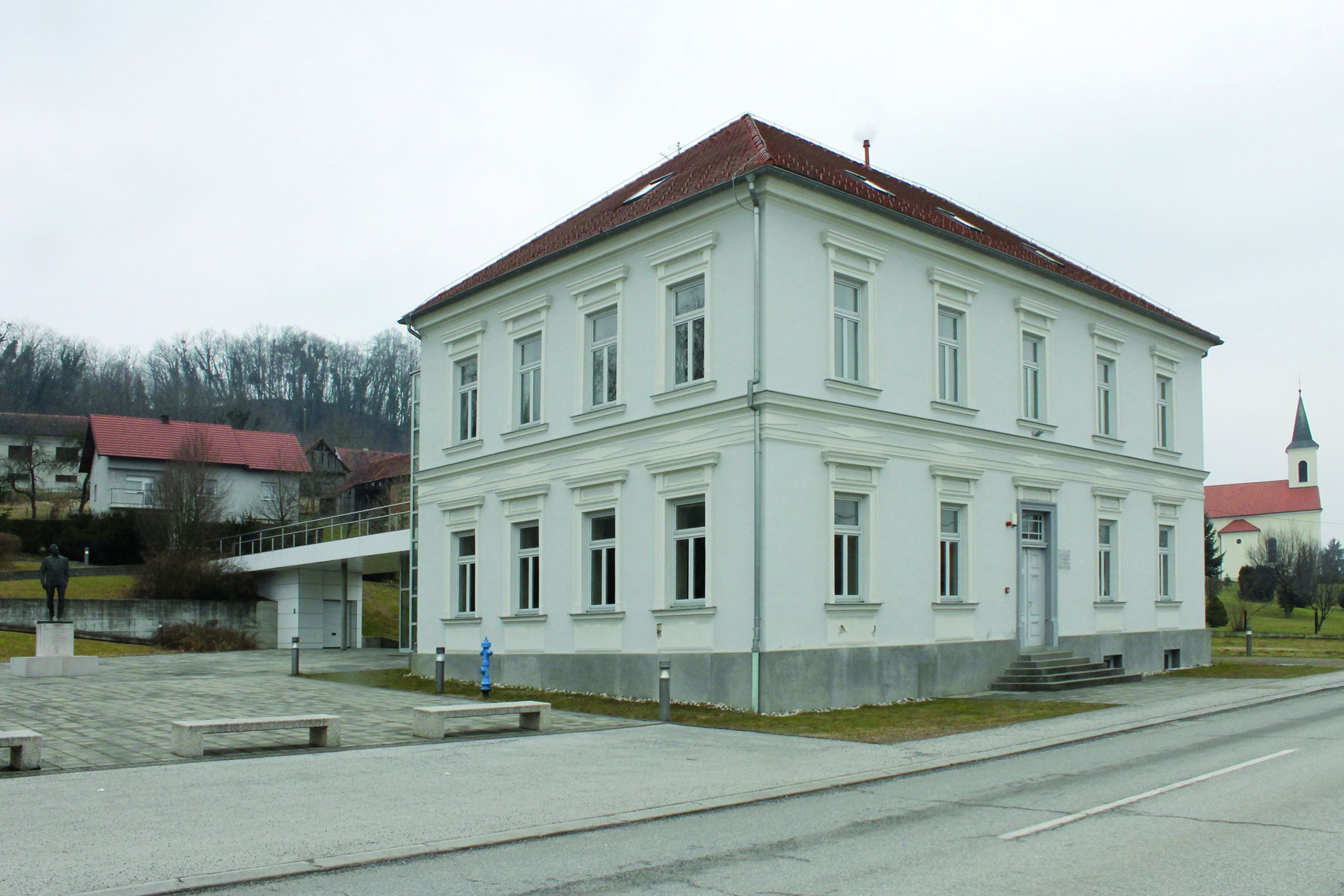 <p>stara &scaron;kola u Velikome Trgovi&scaron;ću, 2008. preuređena u Spomen-&scaron;kolu &raquo;dr. Franjo Tuđman&laquo;</p>