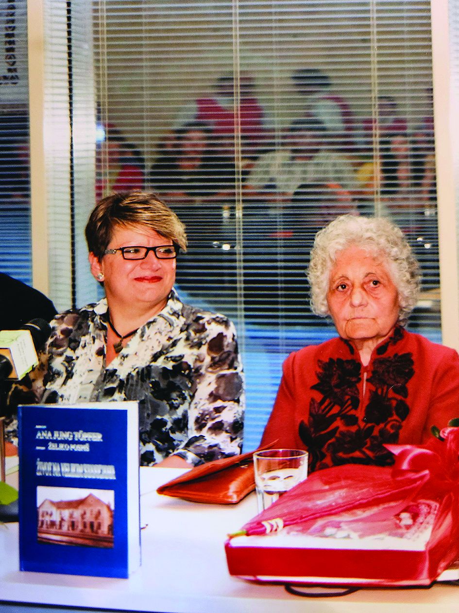 <p>Ana T&ouml;pfer, portert (desno)</p>