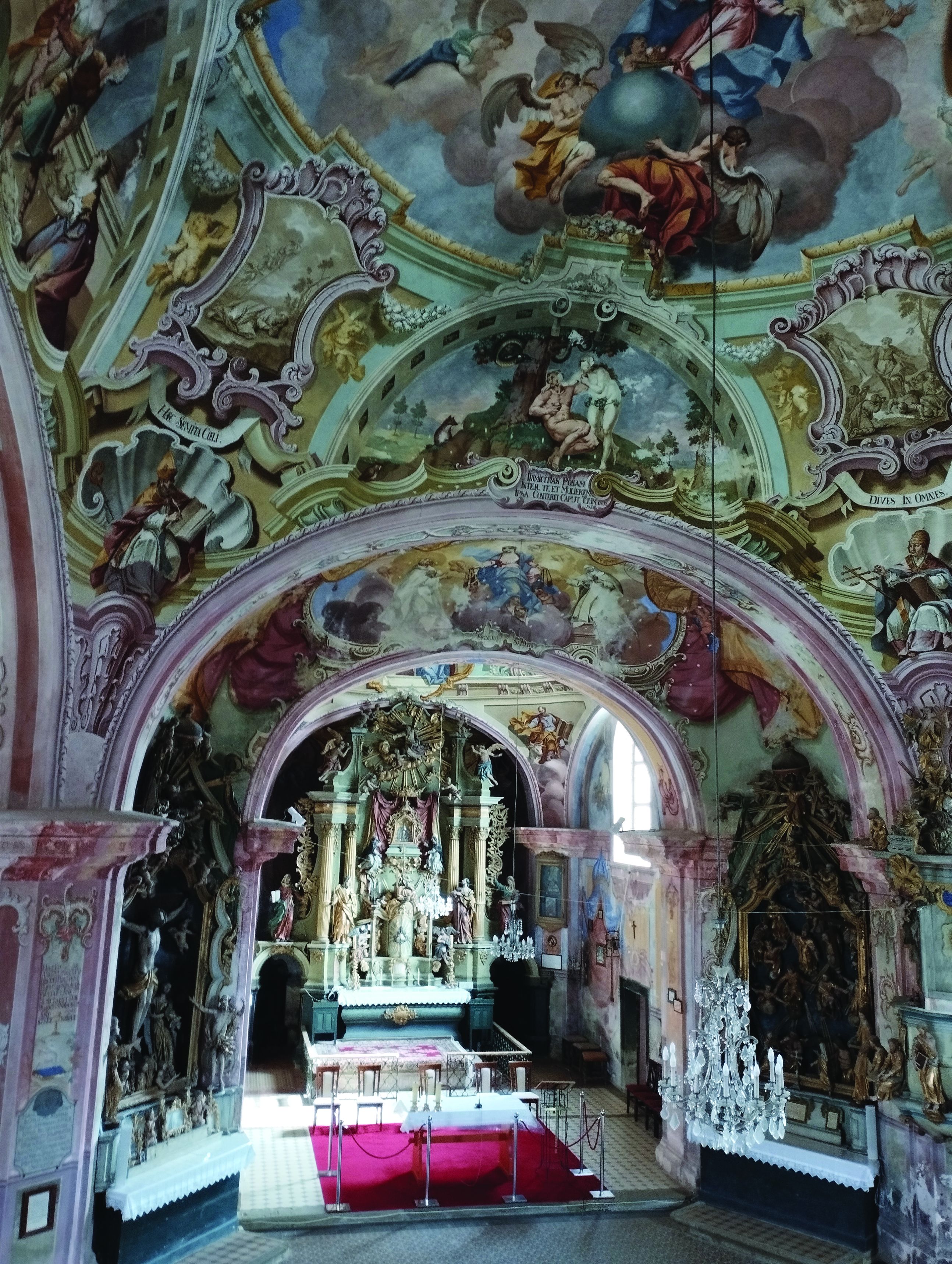 <p>glavni oltar i dio unutra&scaron;njosti&nbsp;crkve Majke Božje Jeruzalemske, 1750&ndash;73 (foto: Jasmina Lukec)</p>